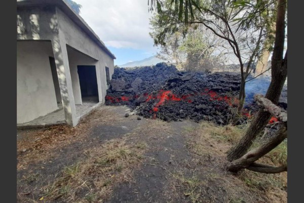 Flujo de lava del volcán de Pacaya amenaza a comunidad en Guatemala