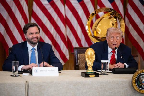 <i>El presidente de Estados Unidos, Donald Trump (d), y su vicepresidente, JD Vance, participaron de la primera reunión conjunta de trabajo sobre los preparativos para el Mundial de fútbol de 2026, que reunirá a selecciones de 48 países. EFE/EPA/FRANCIS CHUNG / POOL</i>