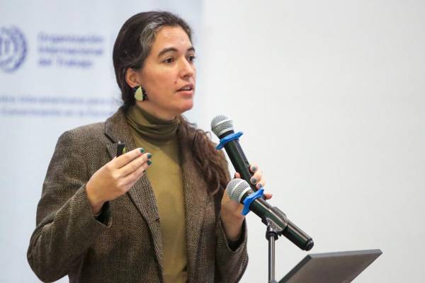 <i>La oficial asociada de Asuntos Económicos de la División de Asuntos de Género de la CEPAL, Carmen Álvarez, habla durante un foro este lunes, en Montevideo (Uruguay).. EFE/Hernán Ogállar Vidal</i>