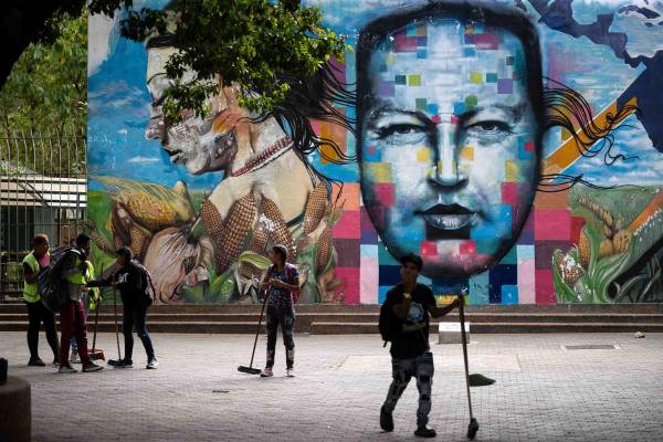 <i>Personas limpian frente a un mural del fallecido presidente de Venezuela, Hugo Chávez, este lunes, en Caracas (Venezuela). El chavismo cumple 27 años en el poder de Venezuela con su actual líder, Nicolás Maduro, detenido en Estados Unidos, luego de que fuerzas de este país lo capturaran hace casi un mes junto a su esposa, la diputada Cilia Flores, en medio de una serie de ataques en suelo venezolano. EFE/ Ronald Peña R</i>