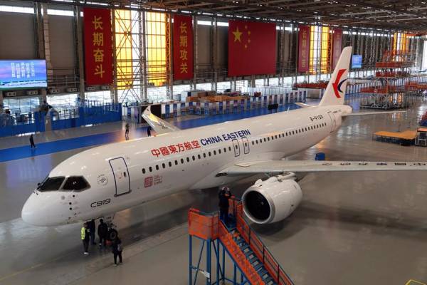 <i>El primer avión comercial de diseño chino, el C919, realizó el domingo su vuelo comercial inaugural, un punto de inflexión para el sector chino del transporte aéreo que desea rivalizar desde hace tiempo con sus competidores occidentales. FOTO CNS / AFP</i>