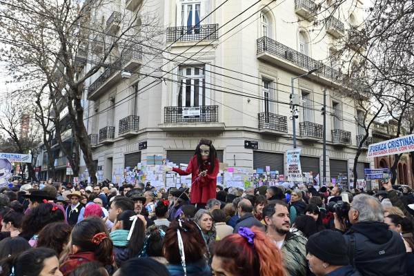 <i>Personas se reúnen a las afueras de la casa de la expresidenta de Argentina Cristina Fernández de Kirchner este martes en Buenos Aires (Argentina). EFE/Matías Martín Campaya</i>
