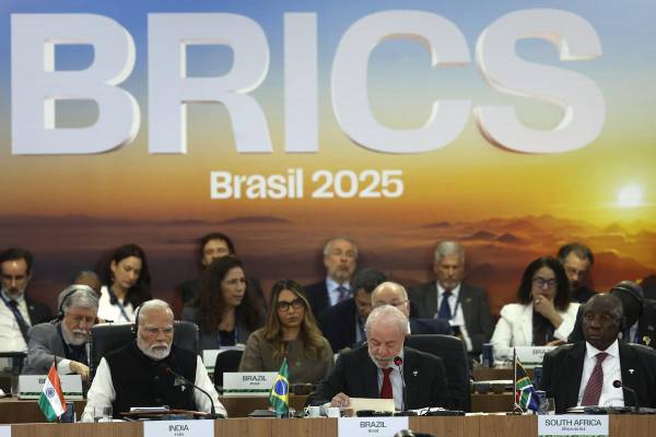 <i>El primer ministro de la India, Narendra Modi (3i), el presidente de Brasil, Luiz Inácio Lula da Silva (c-d), y el presidente de Sudáfrica, Cyril Ramaphosa (d), fueron captados este domingo, 6 de julio, durante la cumbre de los BRICS, en Río de Janeiro (Brasil). EFE/Antonio Lacerda</i>