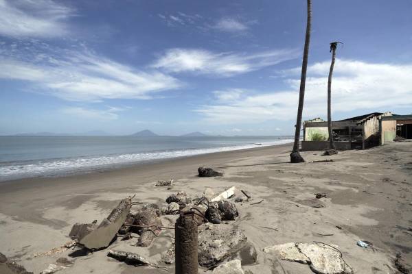 Fotografía del 18 de junio de 2026 que muestra escombros de casas destruidas en la aldea Cedeño, al sur de Honduras. Cedeño, aldea hondureña del Pacífico, sufre desde hace 30 años el avance del mar y la erosión que ya obligó a evacuaciones y dejó a muchas familias sin vivienda, mientras la Mesa de Justicia Climática creada hace tres años pide una reubicación digna y apoyo al Gobierno de Nasry Asfura y a la comunidad mundial ante la inacción climática denunciada, entre otros, por Amnistía Internacional. EFE/Gustavo Amador