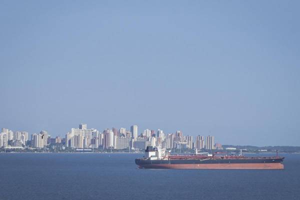 <i>Fotografía que muestra una embarcación petrolera navegando en el lago de Maracaibo el pasado jueves, en Cabimas (Venezuela). EFE/ Henry Chirinos</i>