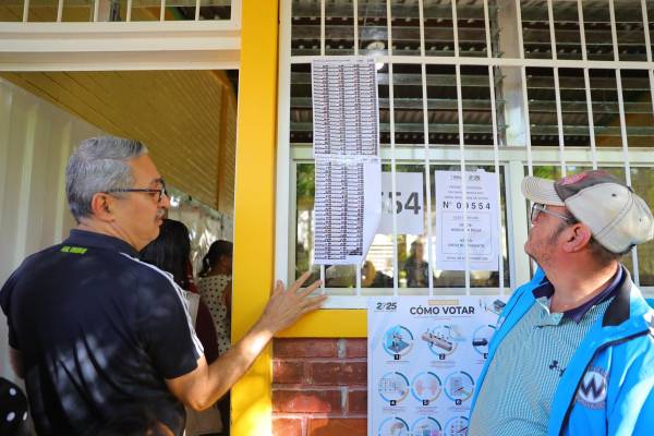 <i> Personas observan una lista en un centro de votación este domingo, en Tegucigalpa (Honduras). Las elecciones generales en Honduras, que definirán si el partido Libertad y Refundación (Libre, izquierda) se mantiene en el poder o si retorna el bipartidismo tradicional de los Partido Nacional y Liberal, se iniciaron este domingo a las 07:00 hora local (13:00 GMT). EFE/ Gustavo Amador</i>