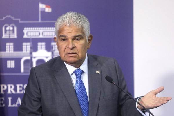 <i>El presidente de Panamá, José Raúl Mulino, habla en la conferencia de prensa semanal este jueves en Ciudad de Panamá (Panamá). Mulino rechazó por ser una falsedad (...) intolerable, la información divulgada en la víspera por el Gobierno de Estados Unidos alegando que la Administración panameña habría aceptado no cobrar por el tránsito de los buques estadounidenses en el Canal interoceánico. EFE/Carlos Lemos</i>