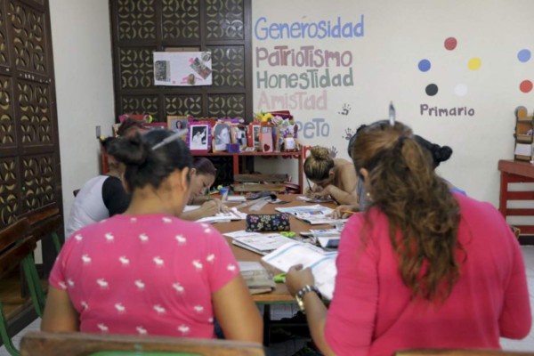 Las nicaragüenses que transforman la basura en joyas