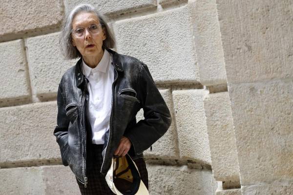 <i>La canadiense Anne Carson ha ganado el Premio Nobel de Literatura 2026 por su obra audaz e inventiva que, en diálogo lúdico con la tradición clásica, ha creado nuevas formas para la literatura contemporánea, anunció la Academia Sueca. EFE/Toni Albir</i>