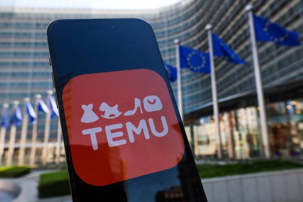 <i>La Comisión Europea ha multado este jueves a la empresa china de comercio electrónico Temu con 200 millones de euros por no identificar, analizar y evaluar los riesgos sistémicos que su oferta de productos ilegales tiene para los consumidores. Temu tiene ahora tres meses para pagar la multa, aunque puede recurrirla ante la justicia europea, y la Comisión le ha obligado a presentar, a más tardar el próximo 28 de agosto, un nuevo plan corrigiendo los errores. EFE/ Olivier Hoslet</i>