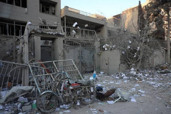 Teherán (Irán (República Islámica del)), 02/03/2026.- Edificios dañados en una zona residencial cerca de la plaza Niloufar tras un ataque aéreo en Teherán, Irán, el 2 de marzo de 2026. La plaza Niloufar fue atacada el 1 de marzo durante una operación militar conjunta estadounidense-israelí, que comenzó con ataques en todo Irán en la madrugada del 28 de febrero. (Teherán) EFE/EPA/ABEDIN TAHERKENAREH