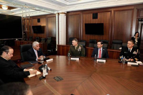 <i>Fotografía cedida por la Presidencia de Panamá del presidente panameño José Raúl Mulino (2-i) reunido con el jefe del Comando Sur de Estados Unidos, Francis Donovan (c), este martes, en la Ciudad de Panamá (Panamá). EFE/ Presidencia de Panamá </i>