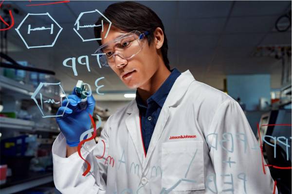 <i>La identidad visual de la marca refleja lo mejor del cuidado y de la humanidad de Johnson &amp; Johnson, al tiempo que captura la pasión y determinación de la compañía por mejorar la salud a nivel mundial.</i>