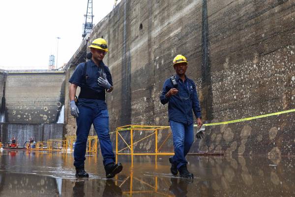 <i>Personas trabajan en el reacondicionamiento de las esclusas centenarias de Gatún, en el Canal de Panamá en Colón (Panamá). EFE/ Carlos Lemos</i>