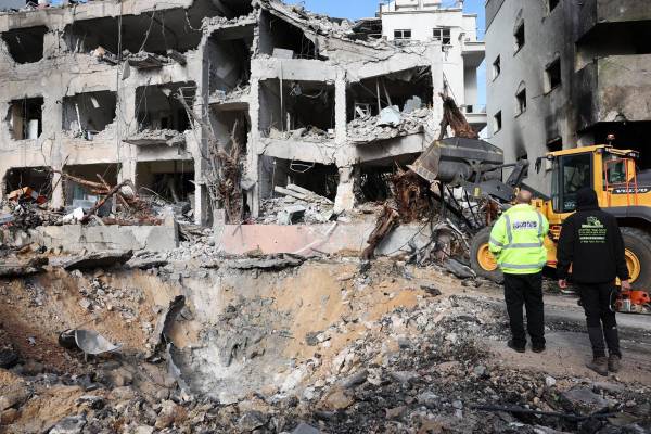 <i>Personal de los servicios de emergencia inspecciona los daños en el lugar del impacto de un misil iraní en Tel Aviv, Israel, el 1 de marzo de 2026. EFE/ABIR SULTAN</i>