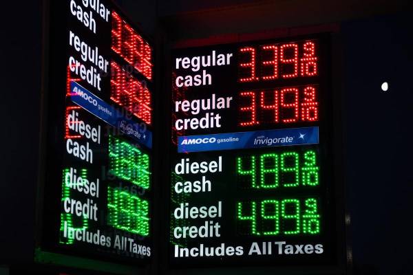 <i>Fotografía de archivo de precios de gasolina en una estación de servicio en Nueva York(EE.UU.). EFE/EPA/OLGA FEDOROVA</i>