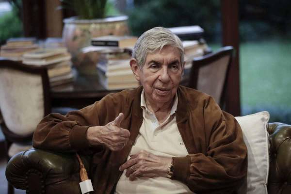 Fotografía de archivo del expresidente de Costa Rica y Premio Nobel de la Paz, Óscar Arias, hablando en una entrevista con EFE en San José (Costa Rica). EFE/ Jeffrey Arguedas /ARCHIVO