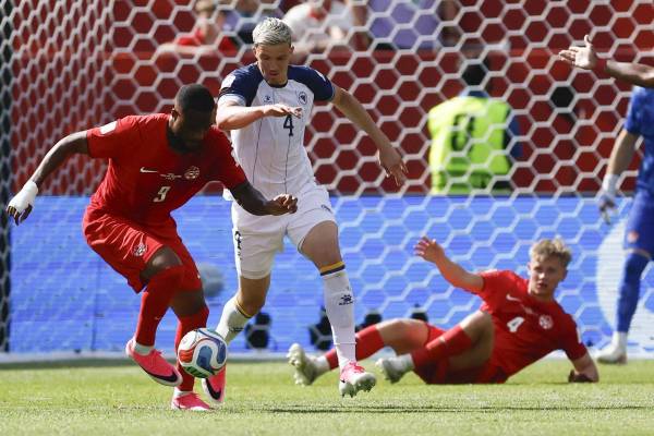 <i>Cyle Larin (i), autor del gol del empate de Canadá ante Bosnia y Herzegovina, en un partido del grupo B del Mundial 2026 en Toronto. EFE/Bienvenido Velasco</i>