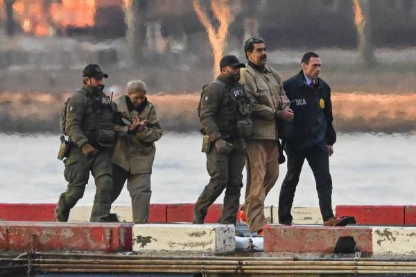 <i>Maduro y Flores fueron trasladados desde la prisión federal Metropolitana de Brooklyn (MDC) hasta un campo en las afueras de la ciudad. EFE/EPA/Stringer</i>