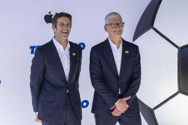 <i>Fotografía de archivo de John Ternus (izquierda) y Tim Cook (derecha), líderes de la tecnológica estadounidense Apple. EFE/EPA/JILL CONNELLY</i>
