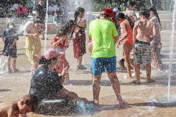 <i>La gente se baña en los chorros de una fuente para refrescarse durante el calor en la ciudad de Modiin, en el centro de Israel, el 4 de agosto de 2023.GIL COHEN-MAGEN / AFP</i>