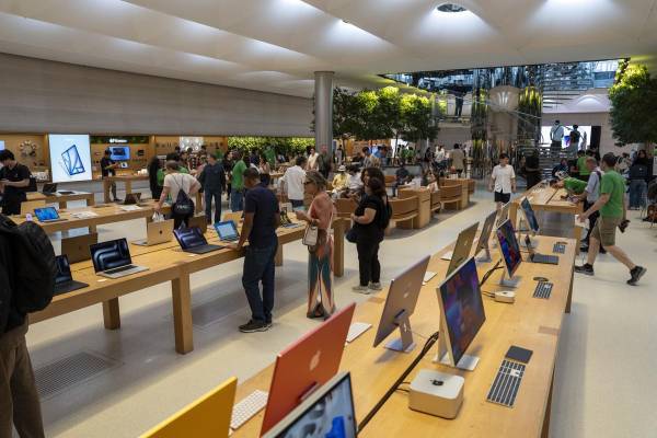 <i>Personas visitan la tienda Apple de la 5 Avenida este lunes, en Nueva York (EE.UU). Apple abrió hace veinticinco años sus dos primeras tiendas físicas, en Tysons Corner (Virginia) y Glendale (California), (EFE/ Angel Colmenares)</i>