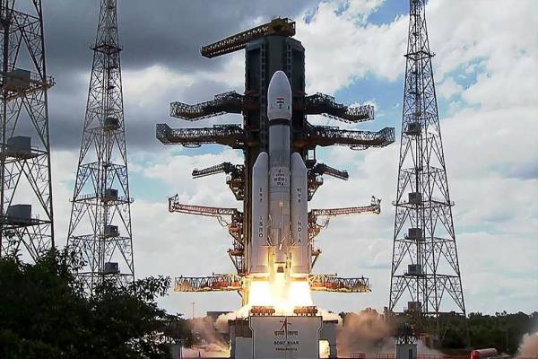 <i>Esta captura de pantalla hecha a partir de imágenes de video de ISRO a través de AFPTV tomadas el 14 de julio de 2023 muestra un cohete de la Organización de Investigación Espacial de la India (ISRO) que lleva la nave espacial Chandrayaan-3 despegando del Centro Espacial Satish Dhawan en Sriharikota, una isla frente a la costa de estado sureño de Andhra Pradesh. El 14 de julio, India lanzó un cohete que buscaba aterrizar una nave espacial no tripulada en la superficie de la Luna, mostró una transmisión en vivo, su segundo intento de convertirse en el cuarto país en hacerlo.AFPTV / ISRO / AFP</i>