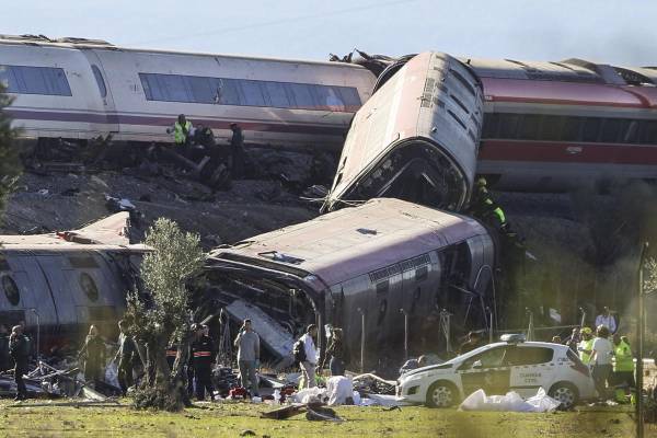 <i>Dos trenes de alta velocidad, uno de Renfe y otro de Iryo, han colisionado a primera hora de este miércoles a la altura de la estación de Urda (Toledo). EFE/Ismael Herrero</i>