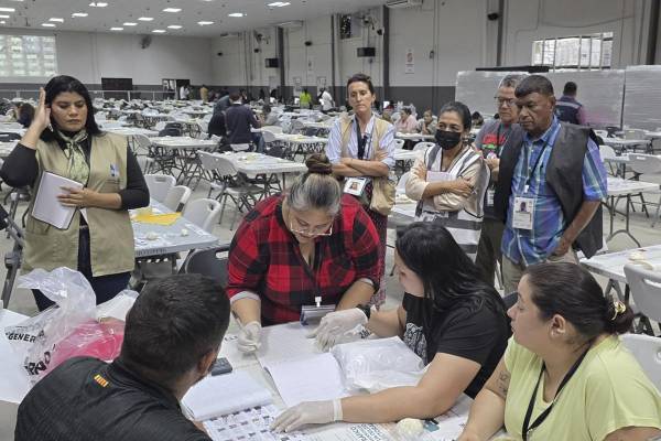 <i>Fotografía cedida por el Consejo Nacional Electoral (CNE) que muestra a personas durante el escrutinio especial este jueves, en Tegucigalpa (Honduras). EFE/ Consejo Nacional Electoral</i>