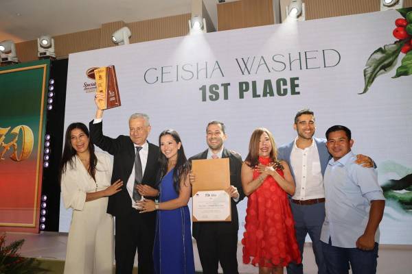 <i>Los integrantes de Lamastus Family Estate posan tras ganar el primer lugar de Geisha Lavado con un café geisha caracterizado por ser muy floral y muy dulce en la competencia anual Best of Panama (BOP), en Boquete (Panamá). EFE/ Marcelino Rosario</i>