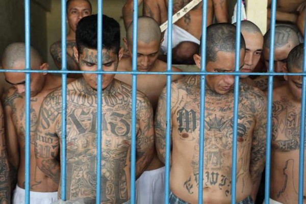 Tras ola homicida, mezclan a presos de varias pandillas en El Salvador
