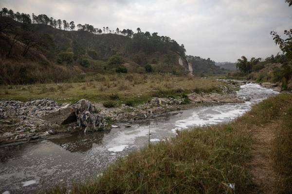 <i>Fotografía del 13 de marzo de 2025 del río Las Vacas en el municipio de Chinautla (Guatemala). EFE/ David Toro</i>