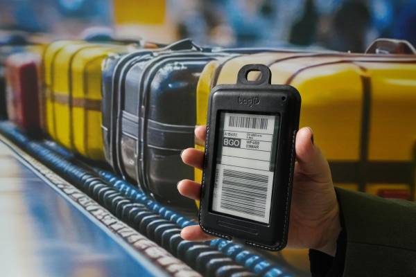 <i>Detalle de bagID, la etiqueta electrónica personal configurable desde casa, una de las tecnologías que se muestran este año en el Mobile World Congress (MWC) como parte de los trayectos aéreos del futuro, asi como planificar un viaje hablando con un asistente virtual, cruzar el aeropuerto sin enseñar el pasaporte y que te acompañe un robot hasta la puerta de embarque. EFE/Alejandro García</i>