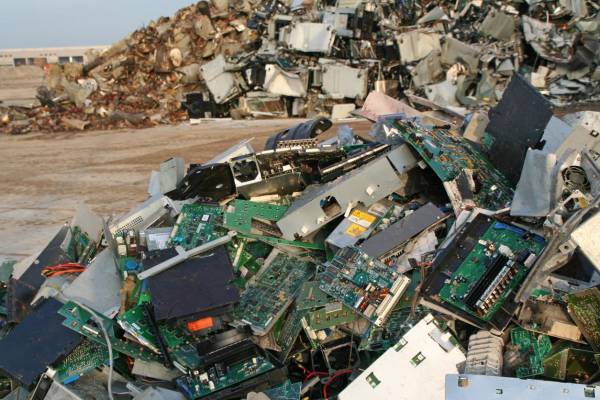 <i>Ha llevado a varios países a diseñar planes, programas y regulaciones para el reciclaje de componentes reutilizables, con el objetivo de mitigar los impactos ambientales. Foto de Lya_Cattel / Getty Images</i>