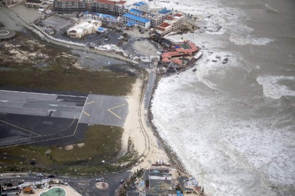 El huracán Irma lleva muerte y destrucción al Caribe, en trayectoria a la Florida