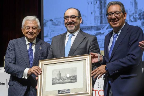<i> Sergio Díaz-Granados (c), presidente ejecutivo de CAF (Banco de Desarrollo de América Latina), ha recibido, de manos de el presidente de la Fundación Cajasol, Antonio Pulido (d), y el presidente de la Cámara de Comercio de Sevilla, Francisco Herrero (i), un reconocimiento en la séptima edición del Premio Iberoamericano Torre del Oro promovida por la Cámara de Comercio de Sevilla, en colaboración con la Fundación Cajasol. EFE/ Raúl Caro.</i>