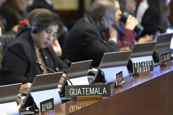 <i>Representantes permanentes de los países miembros de la Organización de los Estados Americanos (OEA) participan en una sesión ordinaria del Consejo Permanente este miércoles, en Washington (Estados Unidos). La OEA aprobó una resolución que insta a todas las instituciones de Guatemala a respetar la Constitución del país y los principios democráticos, en medio de las denuncias del presidente, Bernardo Arévalo de León, sobre un golpe de Estado judicial en el país. EFE/Lenin Nolly</i>