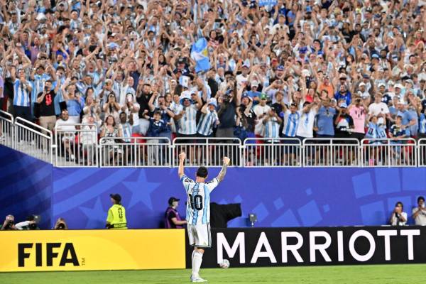 <i>Lionel Messi selló este martes la victoria de Argentina en la edición 23 del Mundial con un triplete que lo encumbra con 16 como máximo goleador de todas las copas al lado del alemán Miroslav Klose. EFE/EPA/AMY KONTRAS</i>