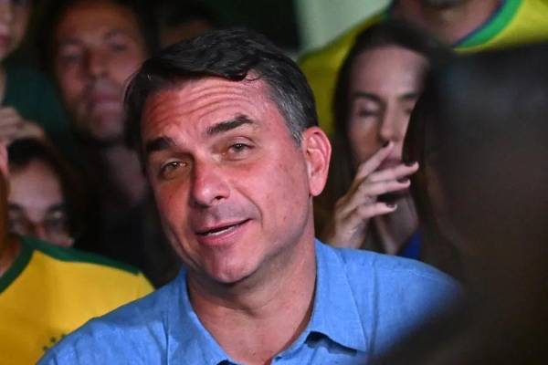 <i>Brasil quiere un cambio”, afirmó Flávio Bolsonaro al interpretar el resultado. También sostuvo que una eventual victoria permitiría poner </i><i><b>“fin a la era del PT”. (Foto: EFE)</b></i>
