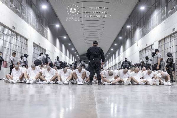 <i>El Cecot fue construido para recluir a parte de los más de 70.000 pandilleros detenidos bajo un régimen de excepción que fue decretado por la Asamblea Legislativa a petición de Nayib Bukele. Foto de cortesía</i>