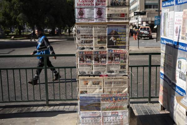 <i>Fotografía de diferentes periódicos que anuncian los resultados de las elecciones presidenciales este lunes, en Viña del Mar (Chile). La izquierdista y candidata del oficialismo Jeannette Jara y el ultraliberal católico José Antonio Kast vuelven al trabajo en busca de apoyos para la segunda vuelta, a celebrar el 14 de diciembre, tras un primer asalto muy ajustado que certificó el gran avance de la ultraderecha en Chile. EFE/ Adriana Thomasa</i>