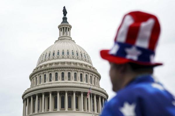 <i>Un miembro del público con un disfraz temático de la bandera de EE.UU. se encuentra fuera del Capitolio en Washington, DC, EE.UU., 02 de julio de 2025. EFE/WILL OLIVER</i>
