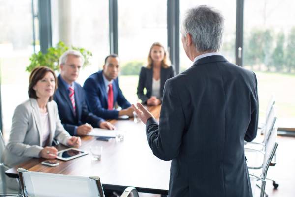 <i>Liderar implica tomar decisiones, gestionar personas, enfrentar situaciones complejas y adaptarse a contextos cambiantes. alvarez / Getty Images/iStockphoto</i>