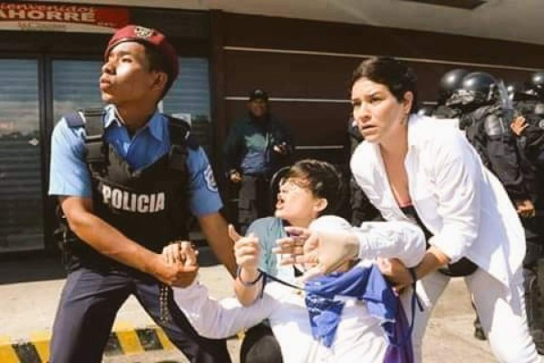 Policía reprime con violencia protesta contra Ortega en Nicaragua