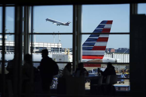 <i>Aviones en el Aeropuerto Nacional Ronald Reagan de Washington en Arlington, Virginia, EEUU, el 1 de octubre de 2025. El gobierno estadounidense ha cerrado después de que el Senado estadounidense no aprobara un proyecto de ley de financiación anoche. Se espera que departamentos federales, como la Administración de Seguridad del Transporte (TSA) y los controladores aéreos, se vean afectados durante el cierre. EFE/EPA/WILL OLIVER</i>