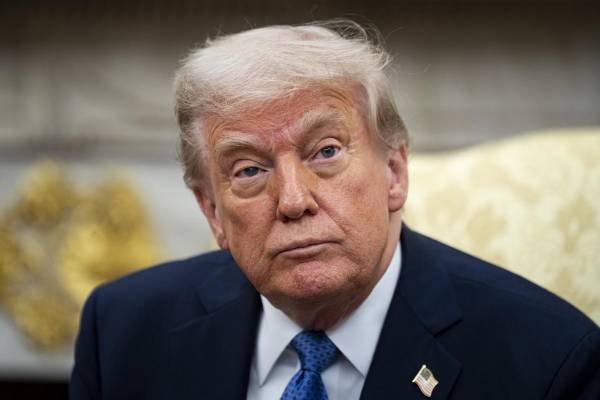<i>En marzo, cuando llevaba 60 días en el poder, Trump ya había roto el récord de 99 órdenes ejecutivas firmadas en los primeros 100 días que ostentaba Franklin Delano Roosevelt (1933-1945). EFE/EPA/AL DRAGO / POOL</i>