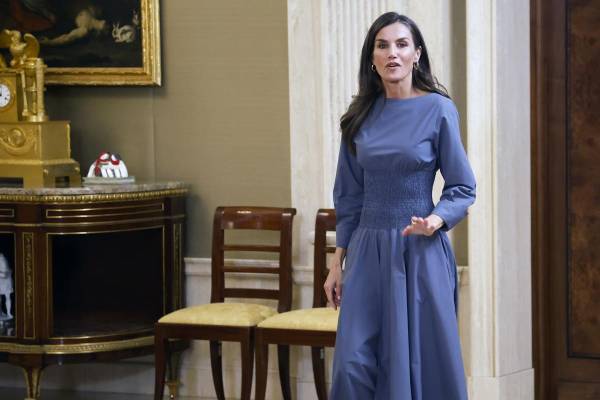 MADRID, 02/07/2025.- La reina Letizia durante la audiencia que concedió a una representación de jóvenes becados por la Fundación Microfinanzas BBVA (FMBBVA), este miércoles en el Palacio de La Zarzuela. EFE/ David Fernández