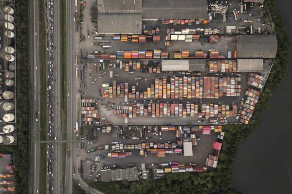 <i>Fotografía aérea de contenedores de carga el 15 de julio de 2025 en el puerto de Santos (Brasil). EFE/ Isaac Fontana</i>