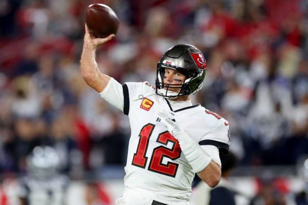 <i>TAMPA, FLORIDA - 16 DE ENERO: Tom Brady #12 de los Tampa Bay Buccaneers se calienta antes de un partido contra los Dallas Cowboys en el partido de playoffs NFC Wild Card en el Raymond James Stadium el 16 de enero de 2023 en Tampa, Florida. Mike Ehrmann/Getty Images/AFP (Foto de Mike Ehrmann/GETTY IMAGES NORTH AMERICA/Getty Images vía AFP)</i>