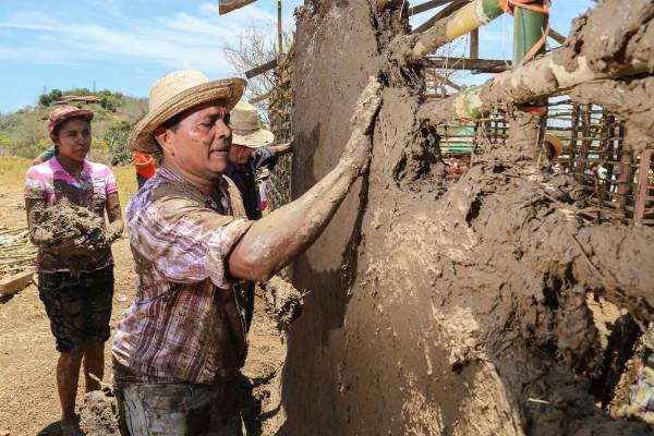 <i>Estas casas están construidas con una mezcla de tierra arcillosa, heno y fibras naturales, junto con madera y plantas para sostener la estructura. Foto de cortesía</i>